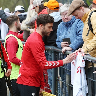 Der scheidende FC-Kapitän Jonas Hector gibt nach der Trainingseinheit am Dienstag am Geißbockheim den Fans Autogramme.