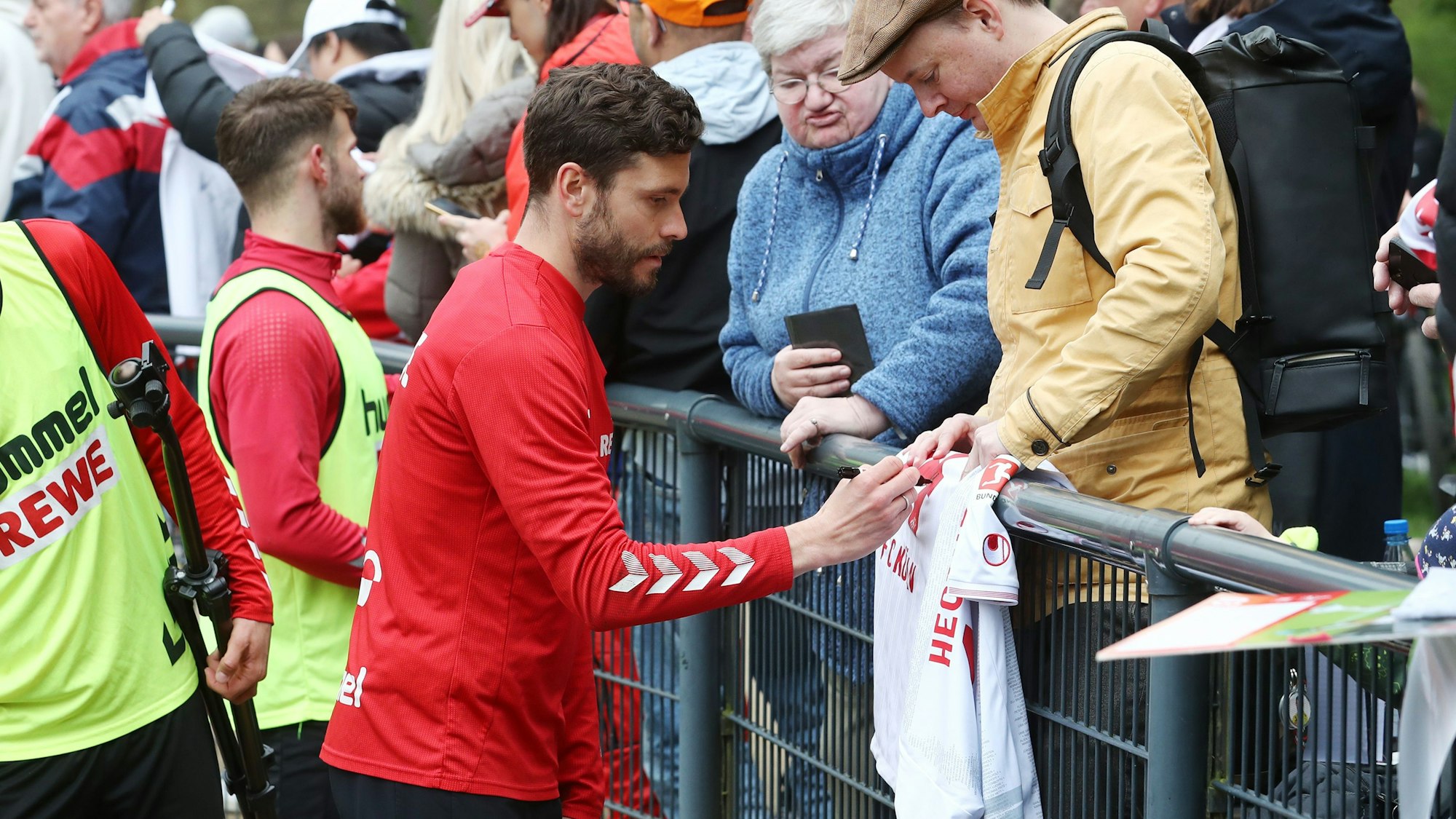 Der scheidende FC-Kapitän Jonas Hector gibt nach der Trainingseinheit am Dienstag am Geißbockheim den Fans Autogramme.