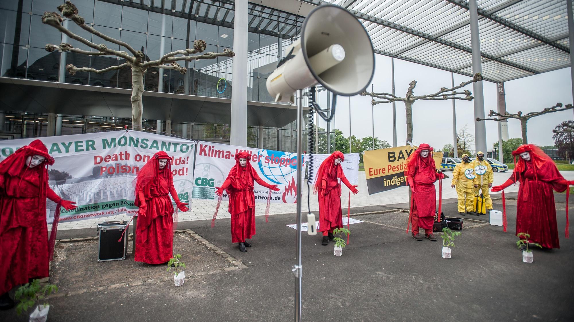 Rote Rebellinnen vor der Bayer-Zentrale bei der Hauptversammlung 2022