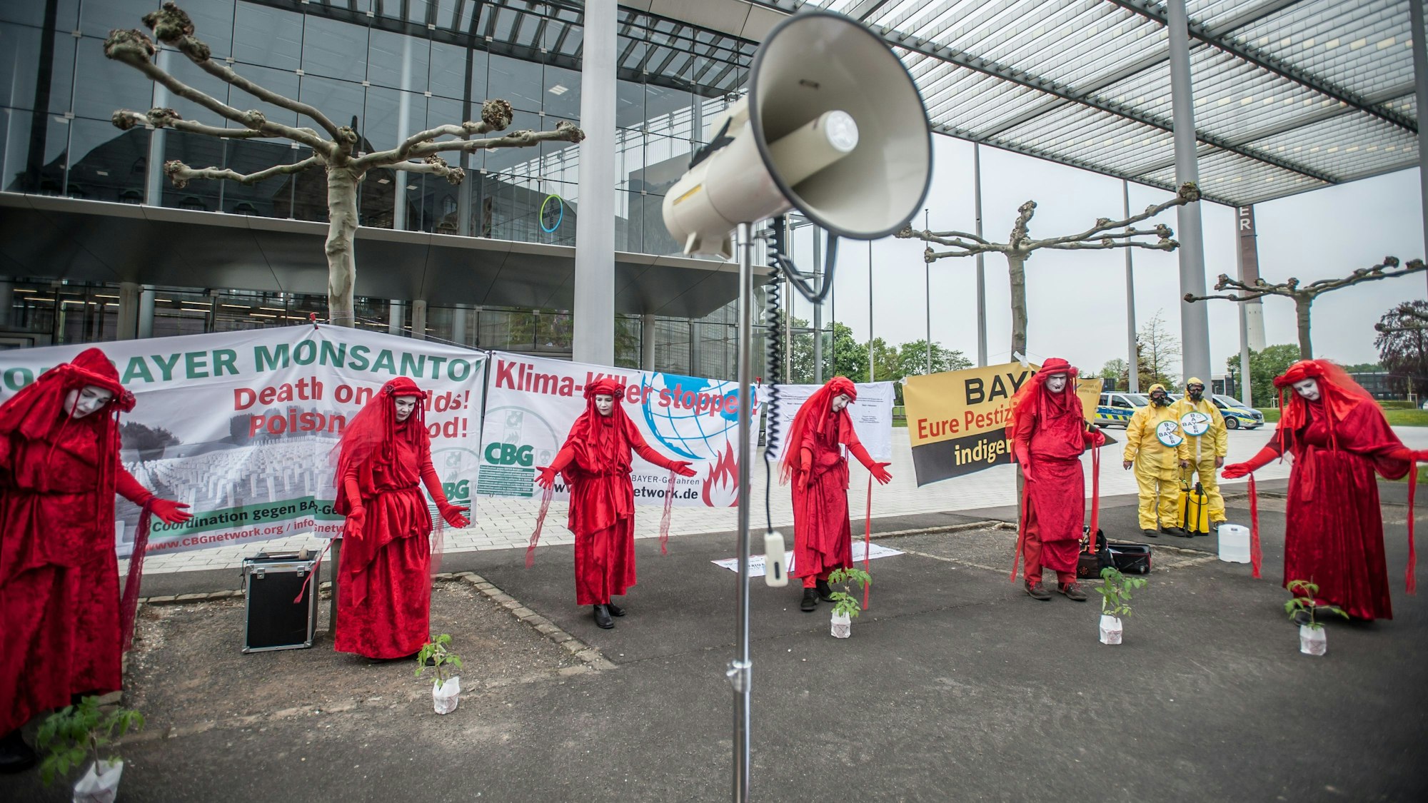 Rote Rebellinnen vor der Bayer-Zentrale bei der Hauptversammlung 2022