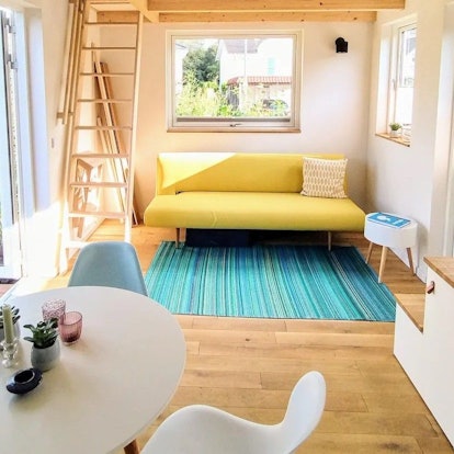 Blick auf eine Couch in einem Tiny House im Siebengebirge, das über Airbnb angeboten wird.