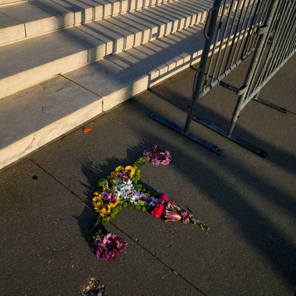 Blumen in Form einer Gebärmutter sind vor den Stufen des Obersten Gerichtshofs in Washington zu sehen.