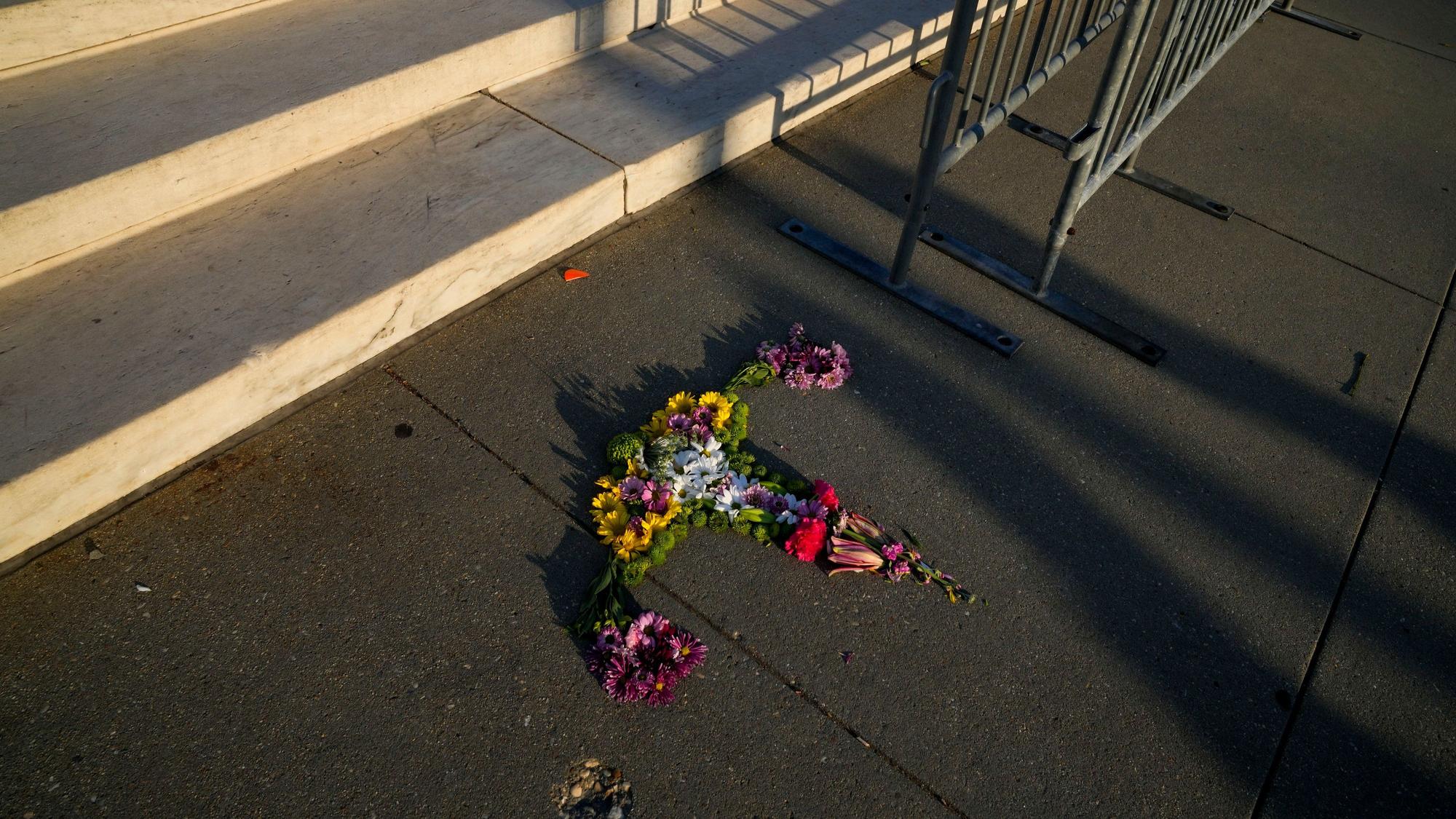 Blumen in Form einer Gebärmutter sind vor den Stufen des Obersten Gerichtshofs in Washington zu sehen.