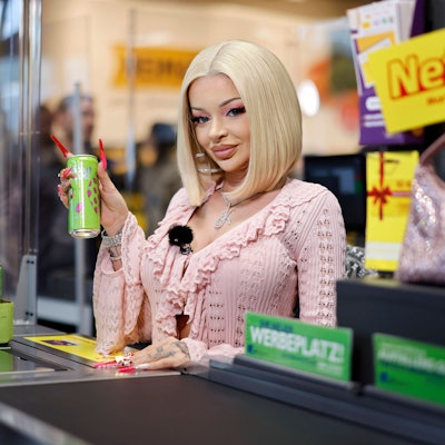 Katja Krasavice an der Netto-Kasse in Köln mit ihrem Drink „Sugar Mami“.