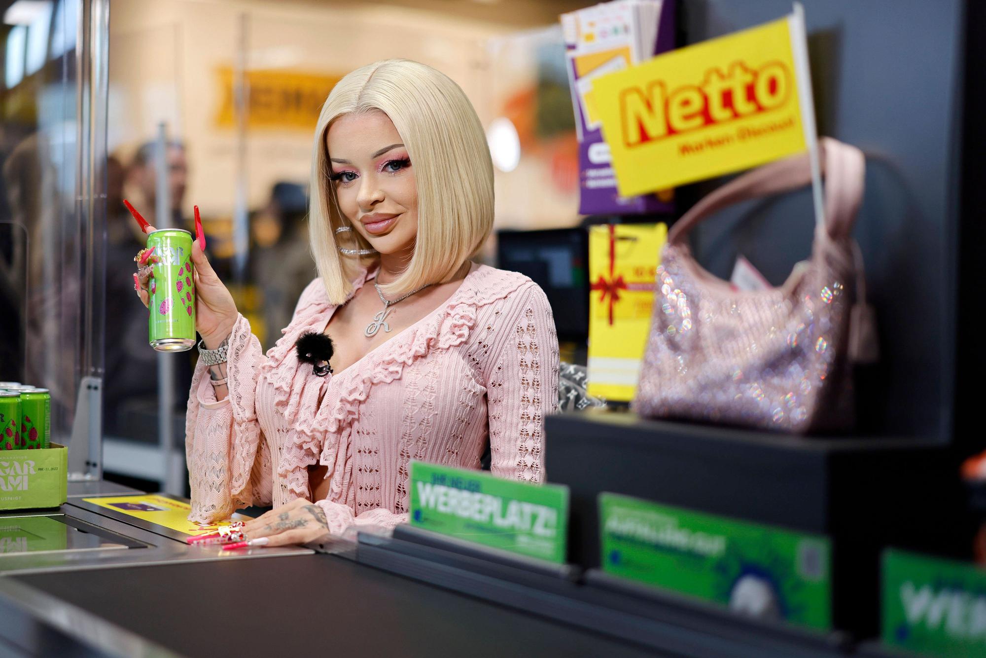 Katja Krasavice an der Netto-Kasse in Köln mit ihrem Drink „Sugar Mami“.