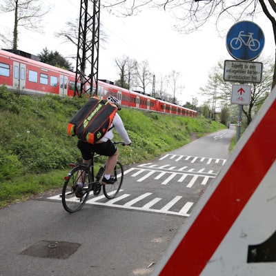 Ein Radfahrer ist in Bad Honnef auf einem Radweg unterwegs.