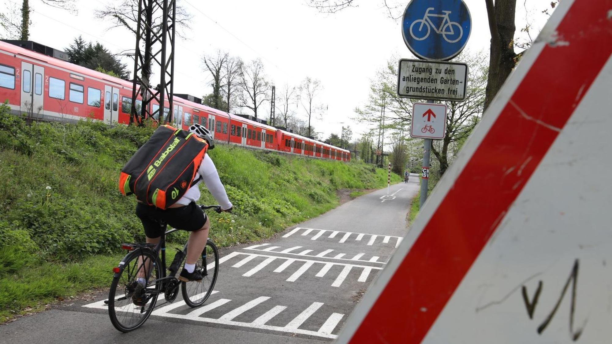 Ein Radfahrer ist in Bad Honnef auf einem Radweg unterwegs.