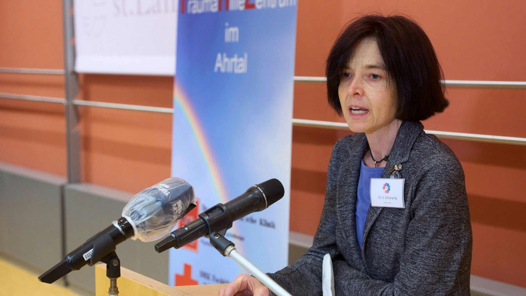 Katharina Scharping spricht vor einem Mikrofon