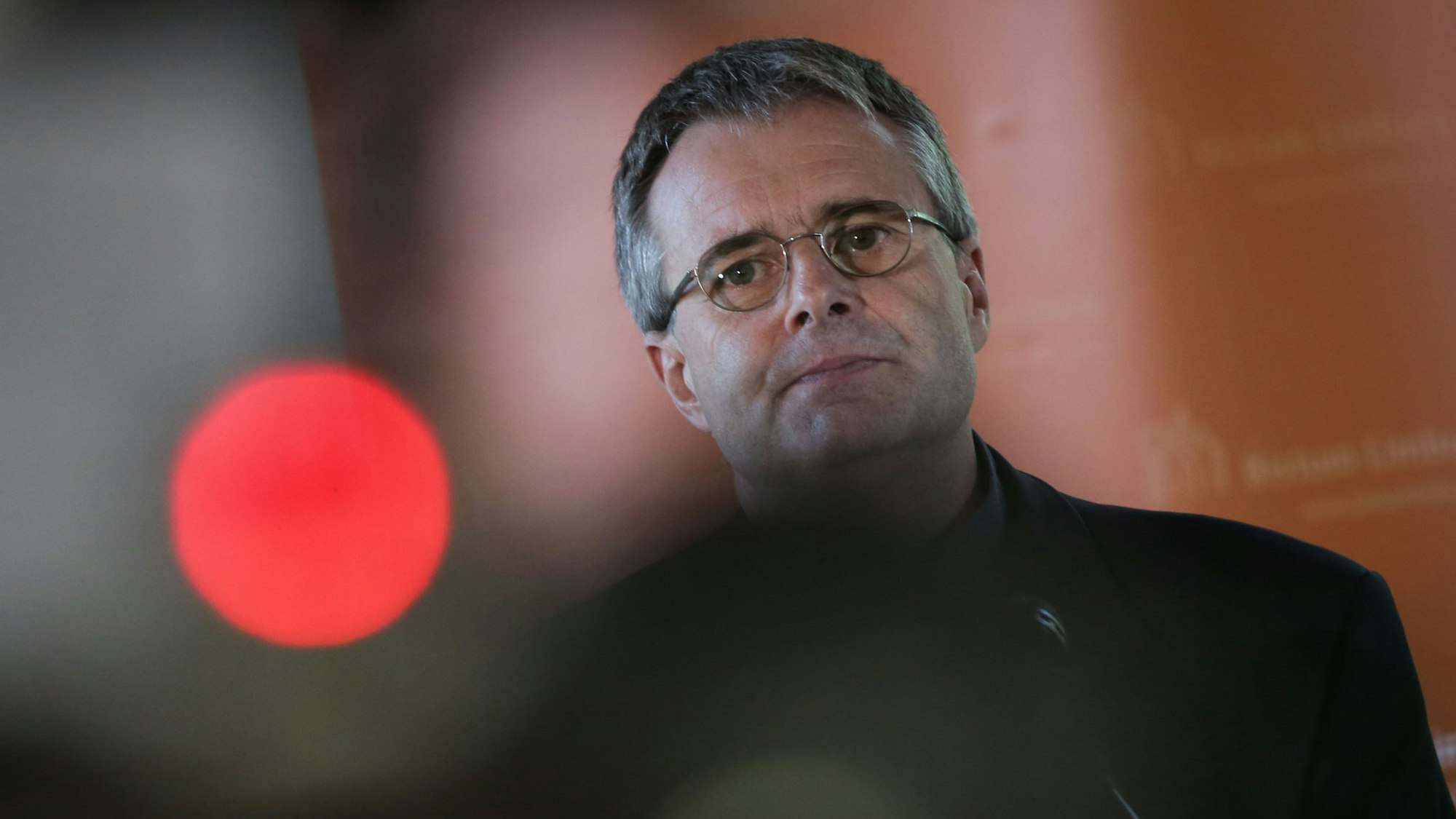 Wolfgang Rösch spricht in Limburg (Hessen) bei einer Pressekonferenz. (Archivbild)