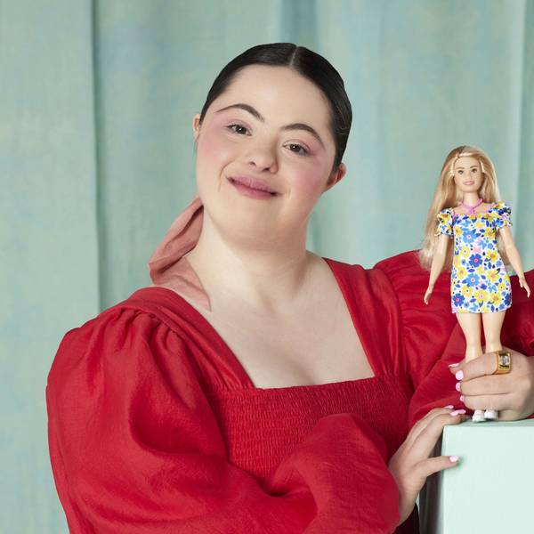 Model Ellie Goldstein posiert mit der ersten Barbie-Puppe mit Down-Syndrom.