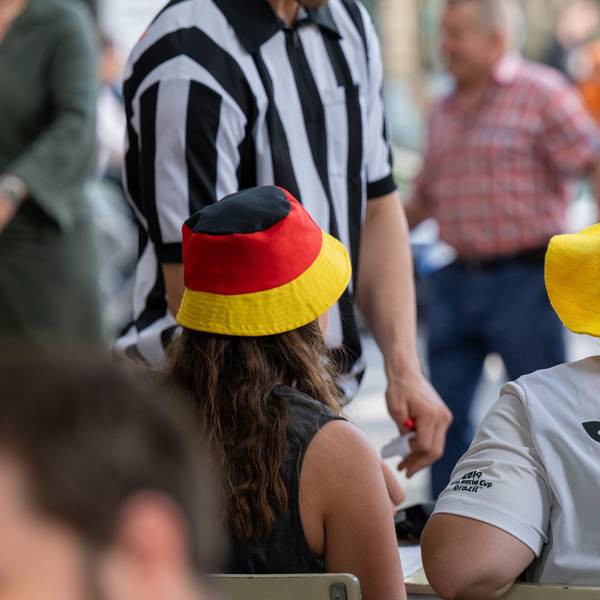 In wenigen Wochen startet in Deutschland die Fußball-Europameisterschaft. Hier ein Bild vom Public Viewing der Frauenfußball-WM von 2022.