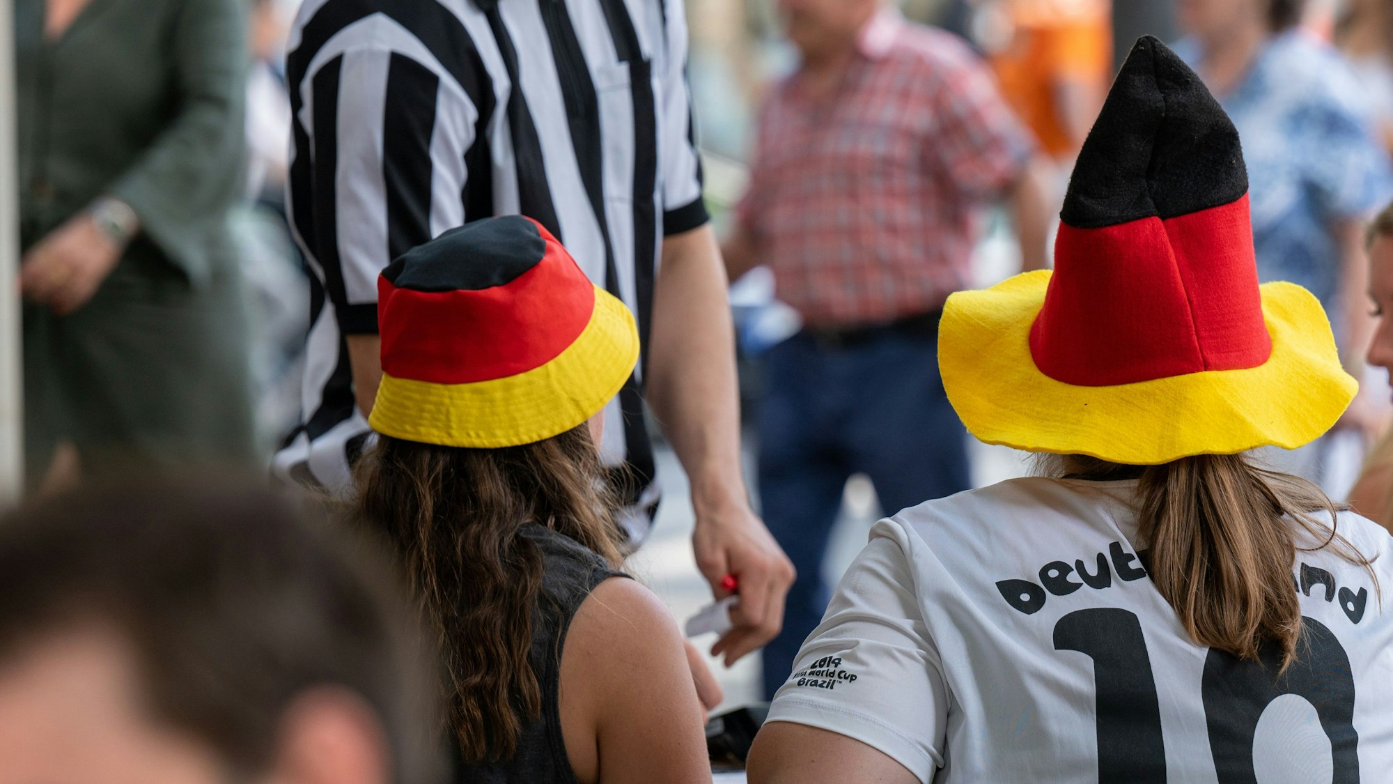 31.07.2022, Köln: Publikum mit Trikot im Joe Champs. Public Viewing zur Fußball-Weltmeisterschaft, Finale der Frauen: England-Deutschland. Foto: Uwe Weiser