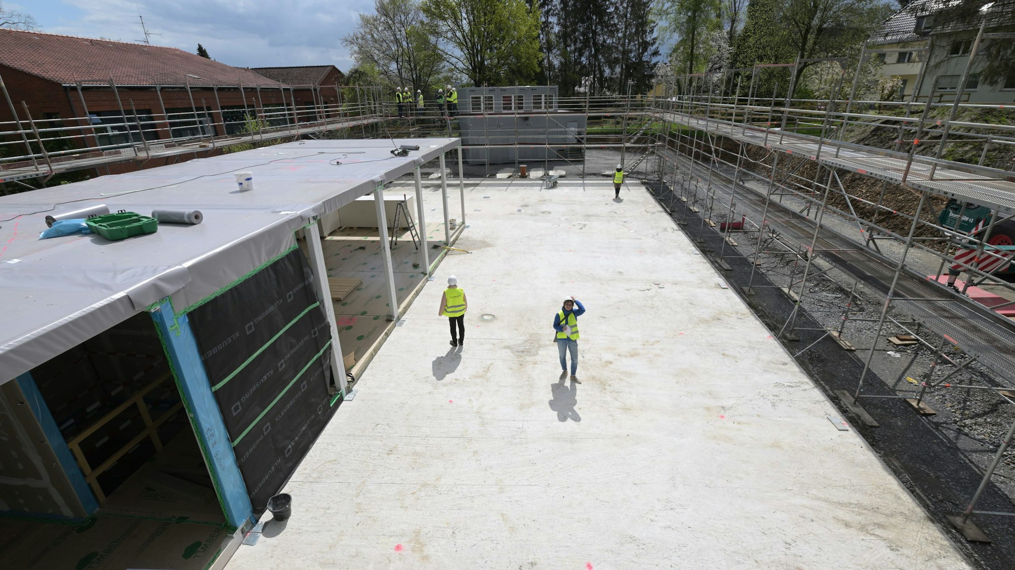 Personen laufen in einer großen baugruber herum.