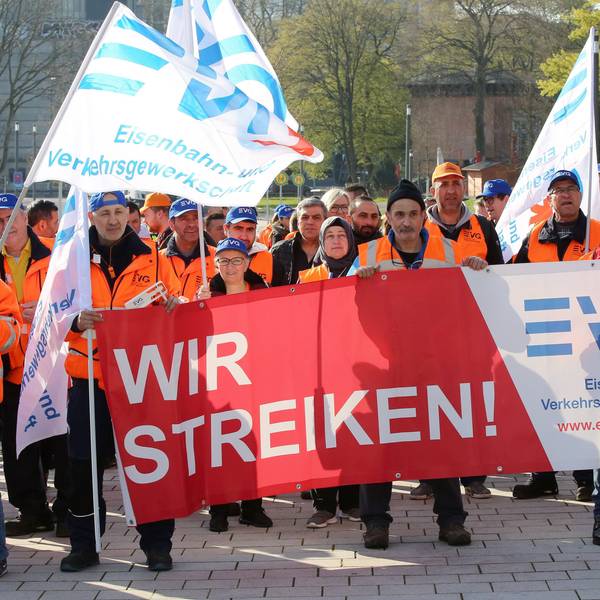 Streik von Vertreterinnen und Vertretern der Eisenbahn- und Verkehrsgewerkschaft am 21. April in Hamburg. Die Gewerkschaft hat am Dienstag, 8. Mai, neue Streiks angekündigt.