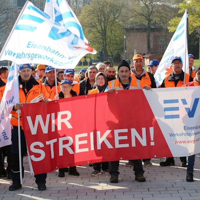 ARCHIV - 21.04.2023, Hamburg: Warnstreikende der Eisenbahn- und Verkehrsgewerkschaft EVG stehen bei einer Kundgebung vor dem Bahnhof Dammtor zusammen.