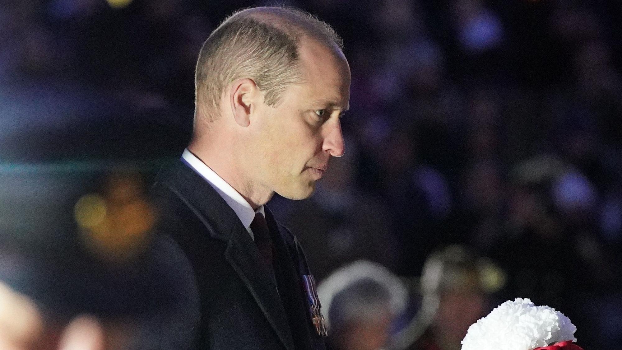 William, Prinz von Wales, legt bei der Morgenandacht zum Anzac Day am Australia Memorial an der Hyde Park Corner einen Kranz nieder.