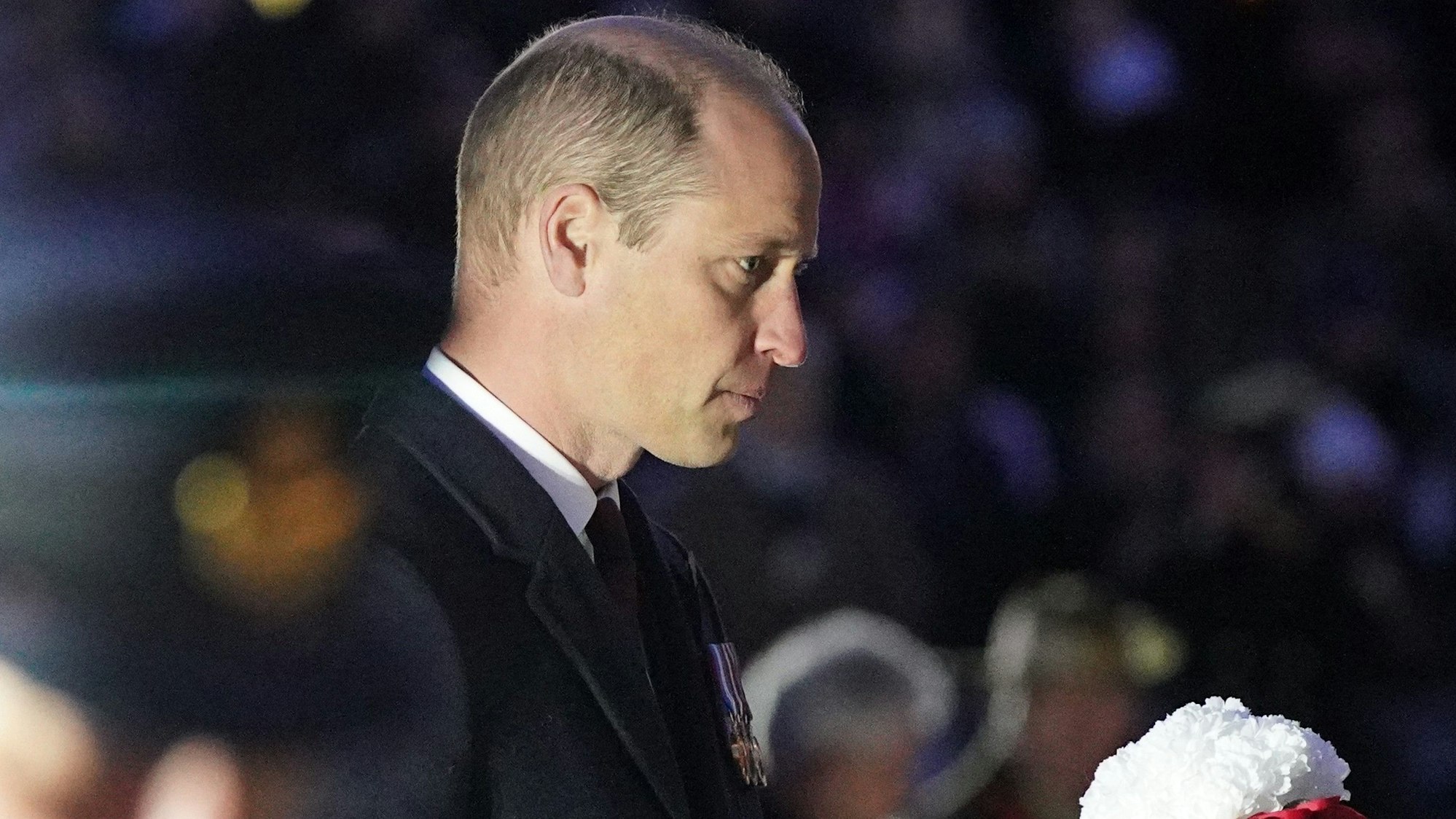 William, Prinz von Wales, legt bei der Morgenandacht zum Anzac Day am Australia Memorial an der Hyde Park Corner einen Kranz nieder.