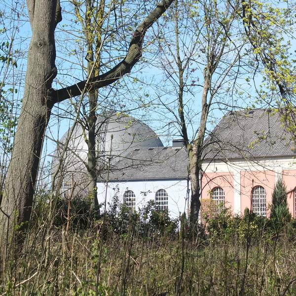 Gaskugel im Hintergrund