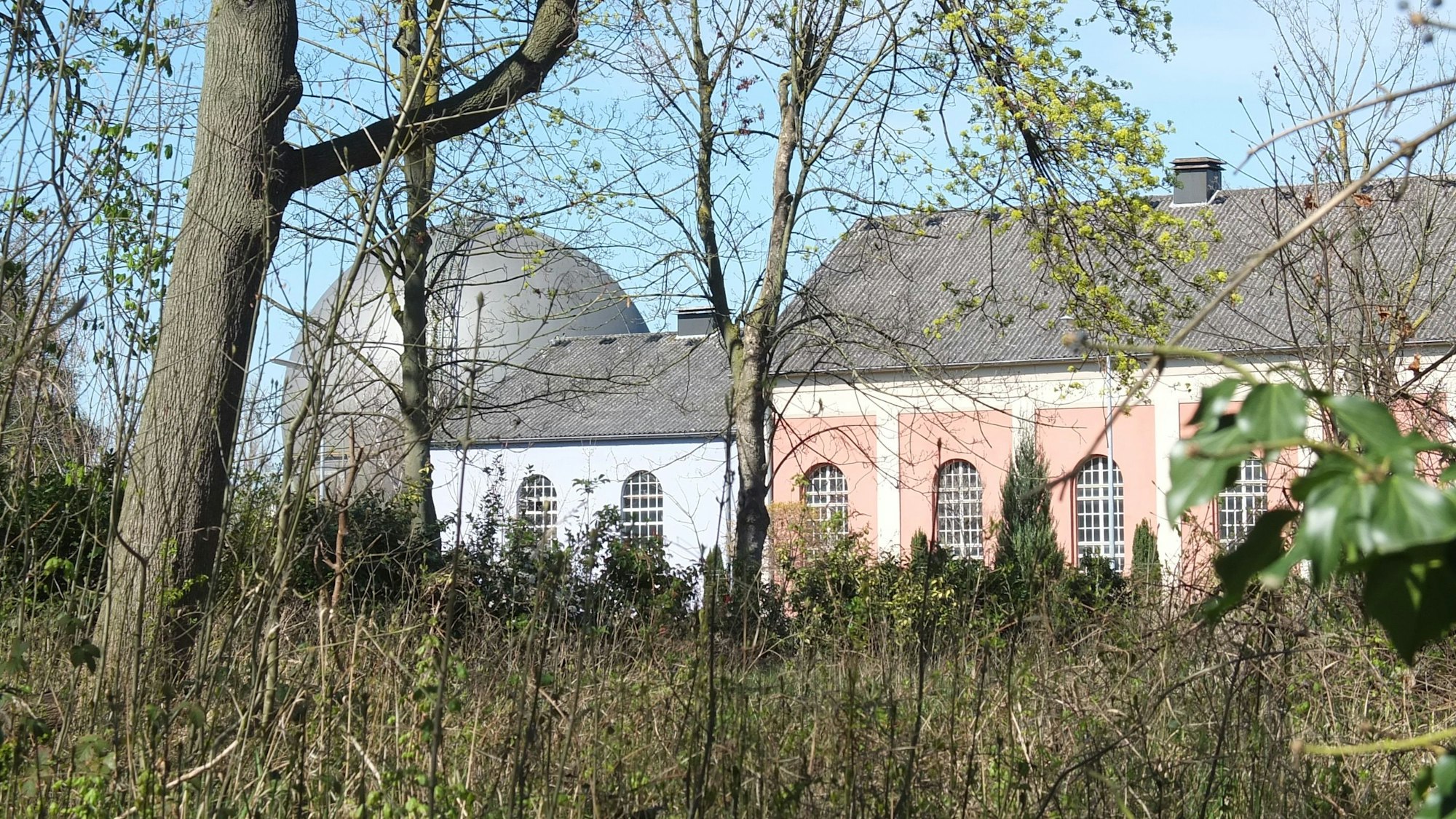 Gaskugel im Hintergrund