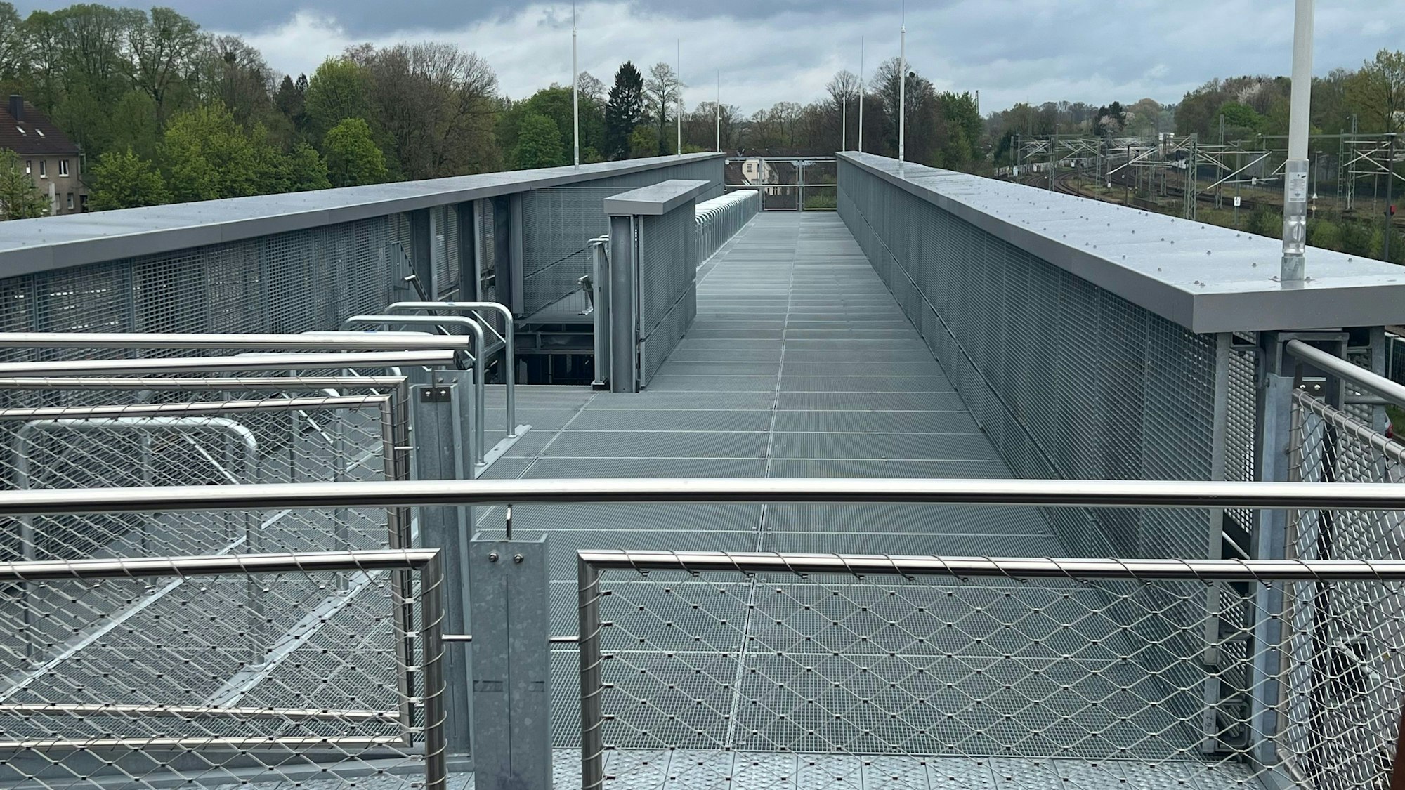 Auf dem Dachgeschoss gibt es 104 kostenlose Fahrradstellplätze.