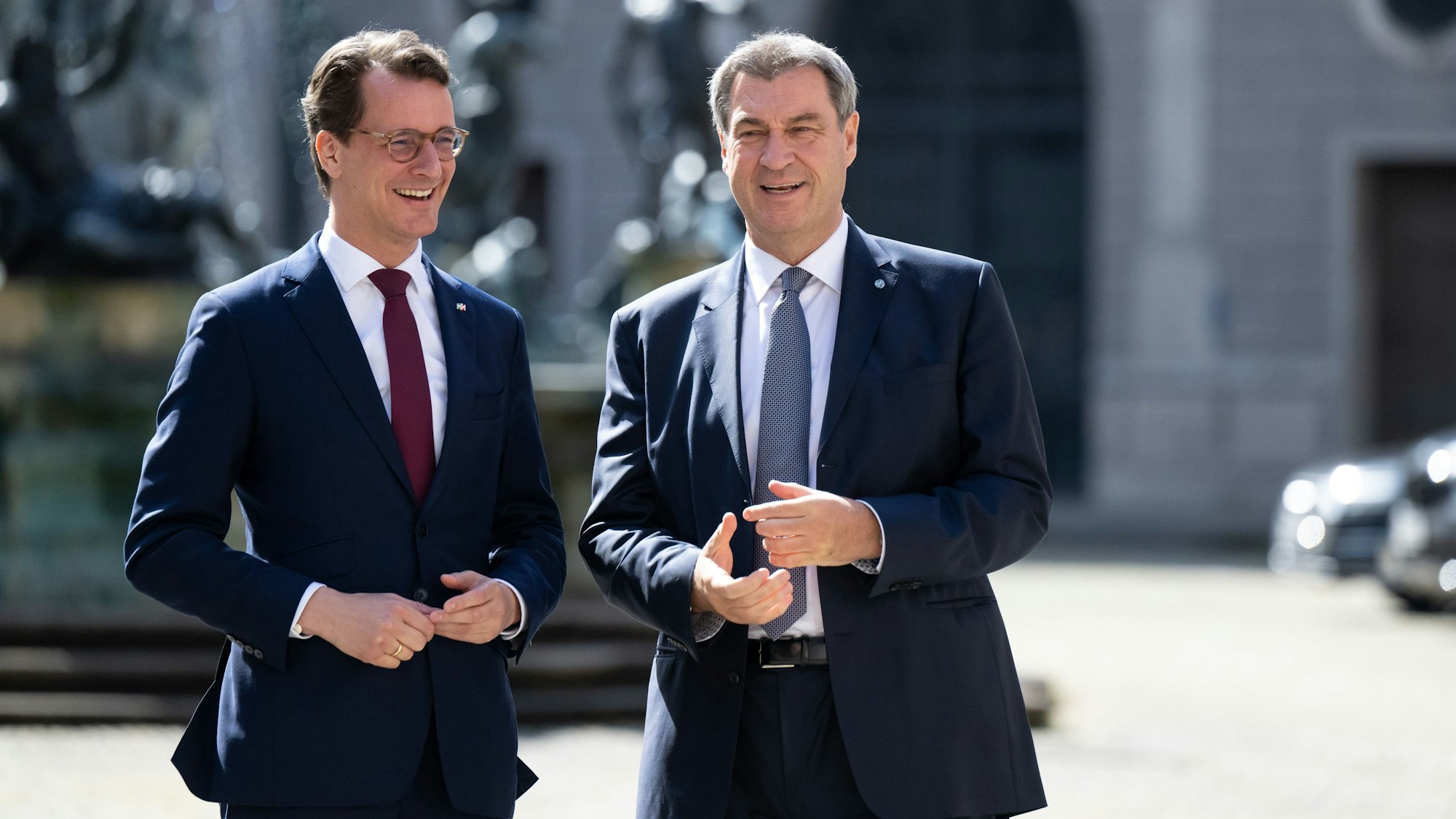 Markus Söder (CSU, r), Ministerpräsident von Bayern, begrüßt Hendrik Wüst (CDU), Ministerpräsident von Nordrhein-Westfalen, vor einer gemeinsamen Kabinettssitzung der beiden Bundesländer in München.