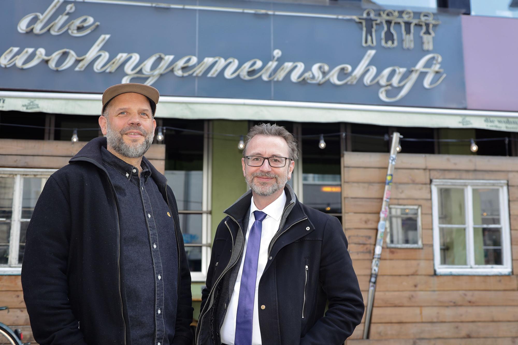 Jürgen Amann, Geschäftsführer von Köln-Tourismus, und Guido Bungart, Entwickler der App und Mitgründer der „Wohngemeinschaft“ an der Richard-Wagner-Straße vor dem Eingang der „Wohngemeinschaft“