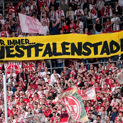 Die Ultras vom 1. FC Köln solidarisieren sich mit einem Spruchband mit den Fans vom BVB.