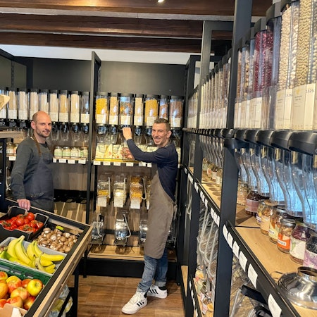 Florian Movila und Ioannis Sakellaridis in ihrem Laden.