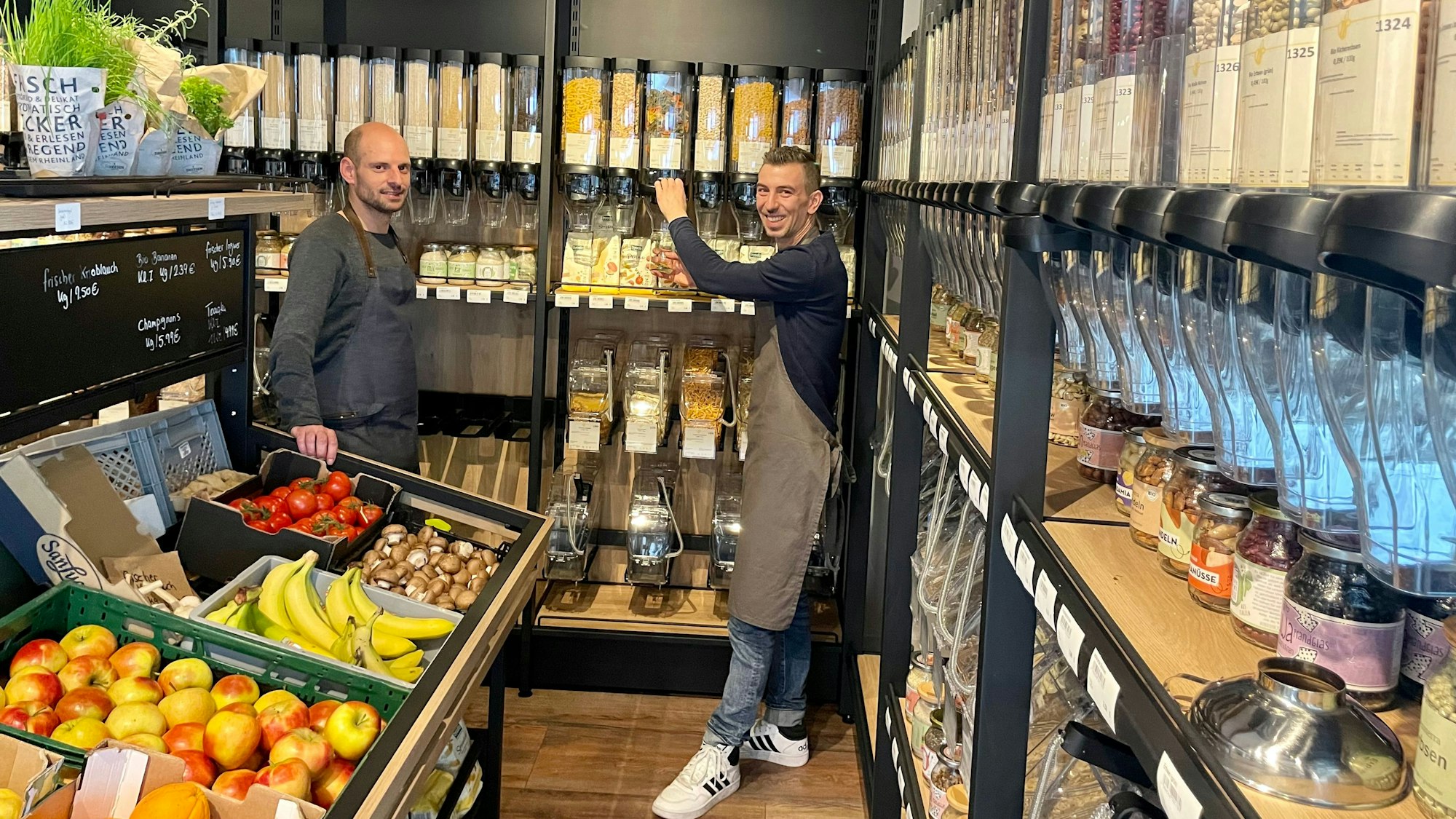 Florian Movila und Ioannis Sakellaridis in ihrem Laden.
