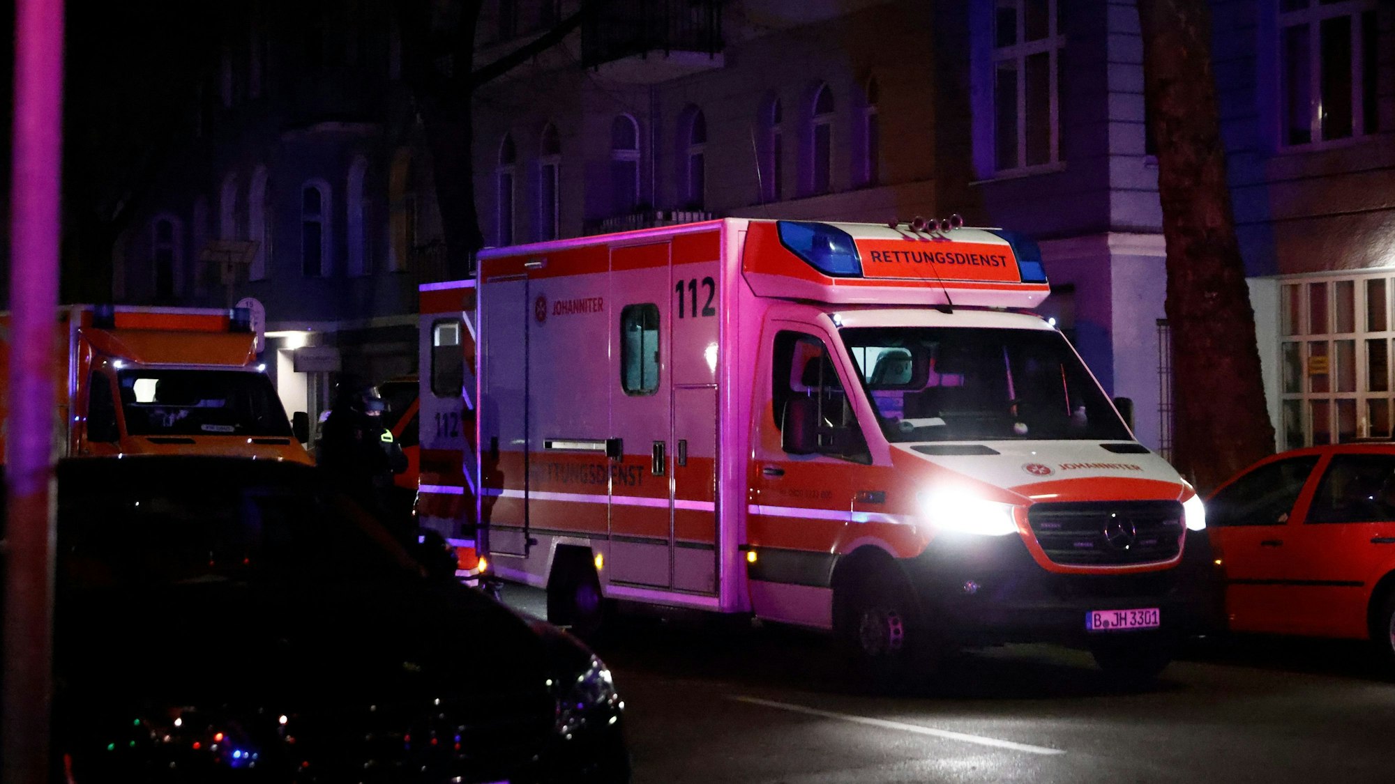 Geiselnahme in Berlin: Rettungswagen stehen unmittelbar vor einem Geschäft an der Keithstraße.