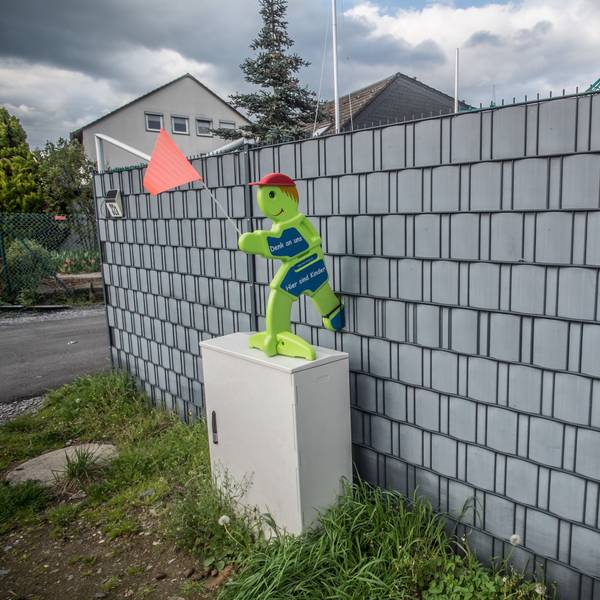 Ein hoher Kunststoffzaun in Bürrig