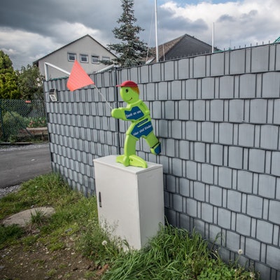 Ein hoher Kunststoffzaun in Bürrig