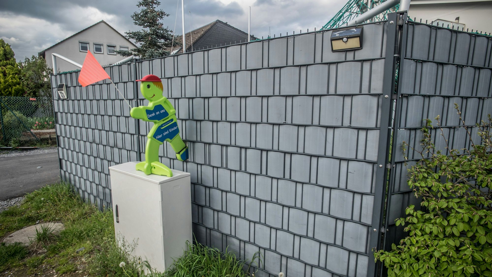 Ein hoher Kunststoffzaun in Bürrig