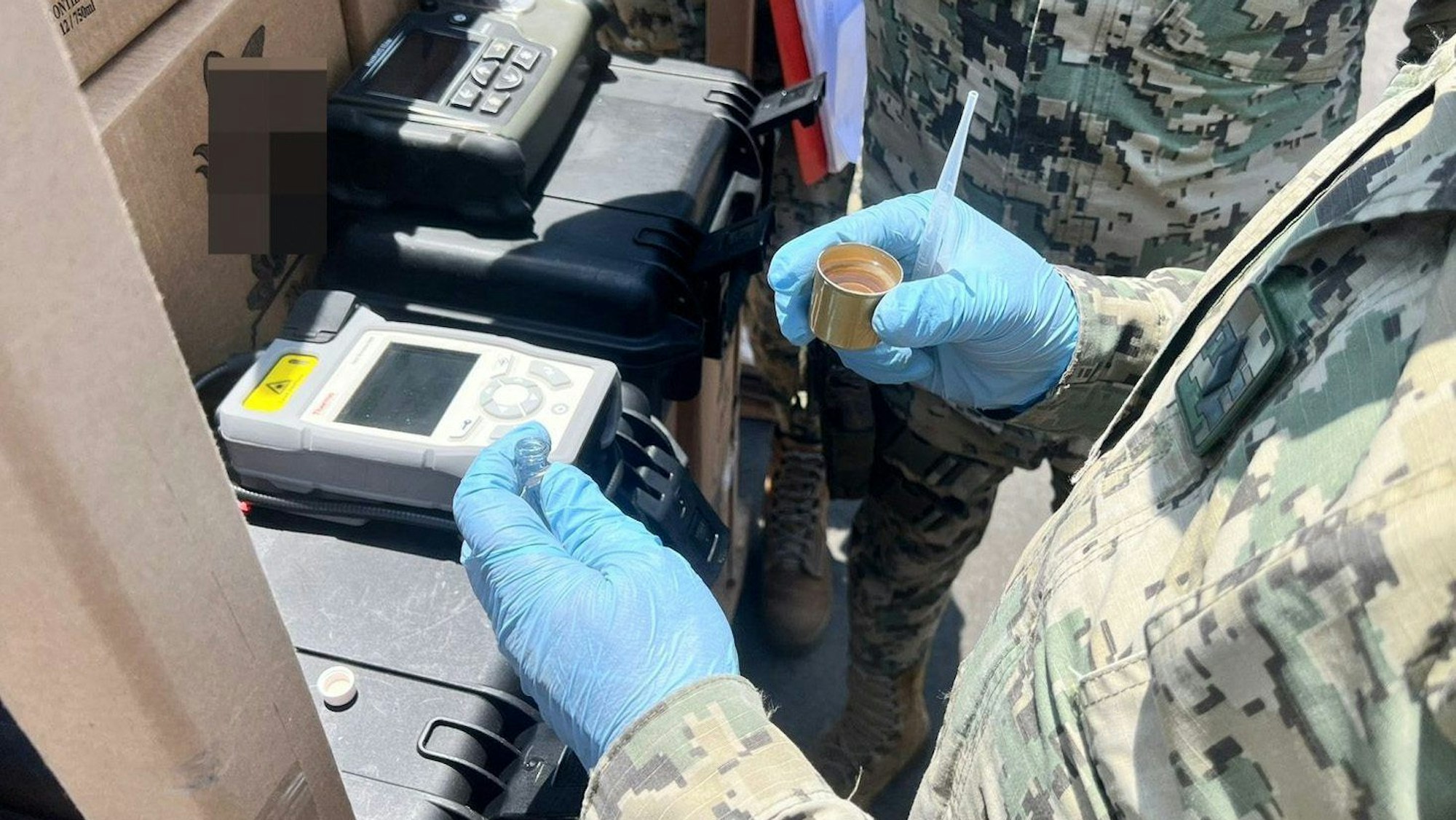 Ein mexikanischer Marinesoldat nimmt eine Probe aus einer sichergestellten Tequila-Flasche im mexikanischen Pazifikhafen Manzanillo.