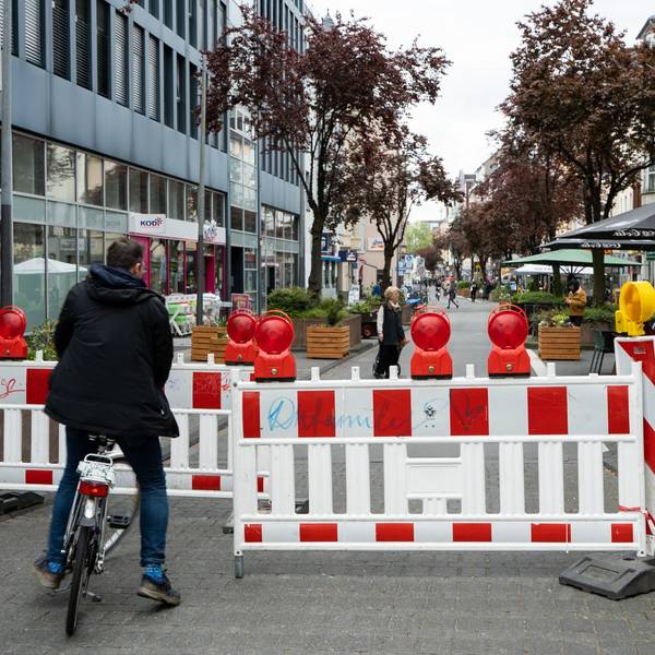 Neuerdings stellt die Stadt Absperrungen auf, um den Radverkehr auf der Deutzer Freiheit zu entschleunigen