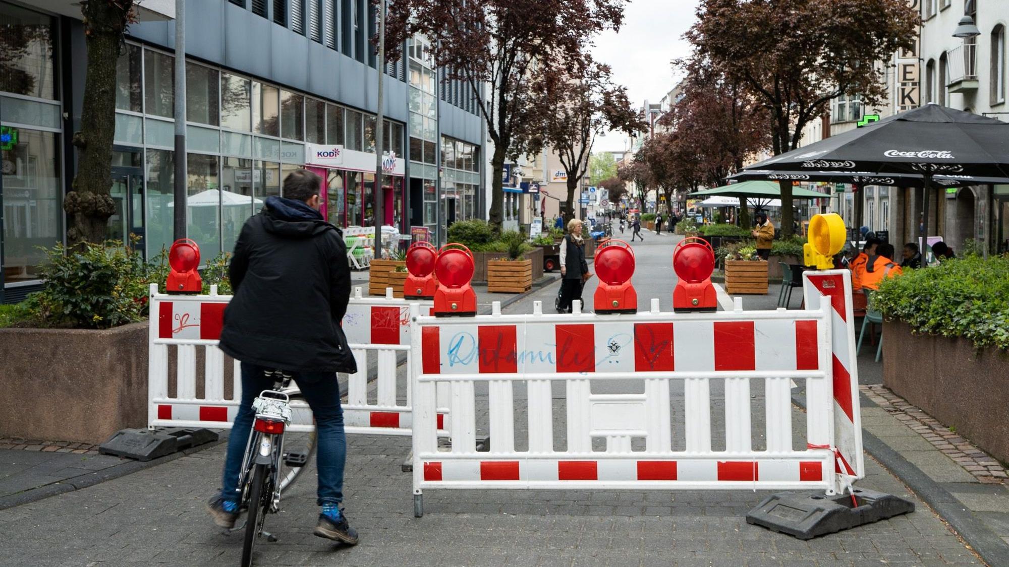Die Absperrungen werden täglich ab 11 Uhr aufgestellt, damit Fahrräder nciht druchrasen können.