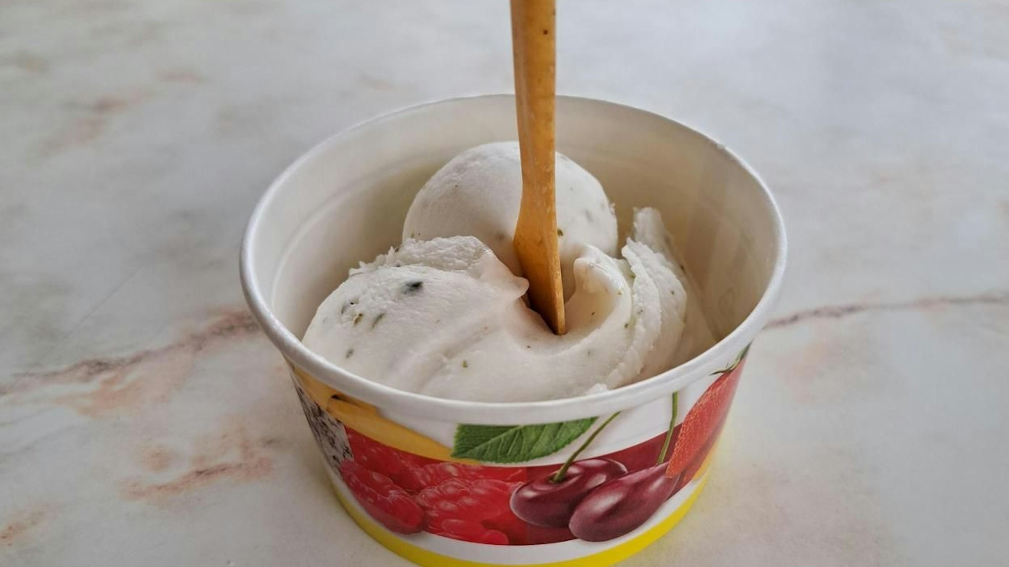 Eine Kugel Eis beim Eiscafé Coltamai in Deutz.