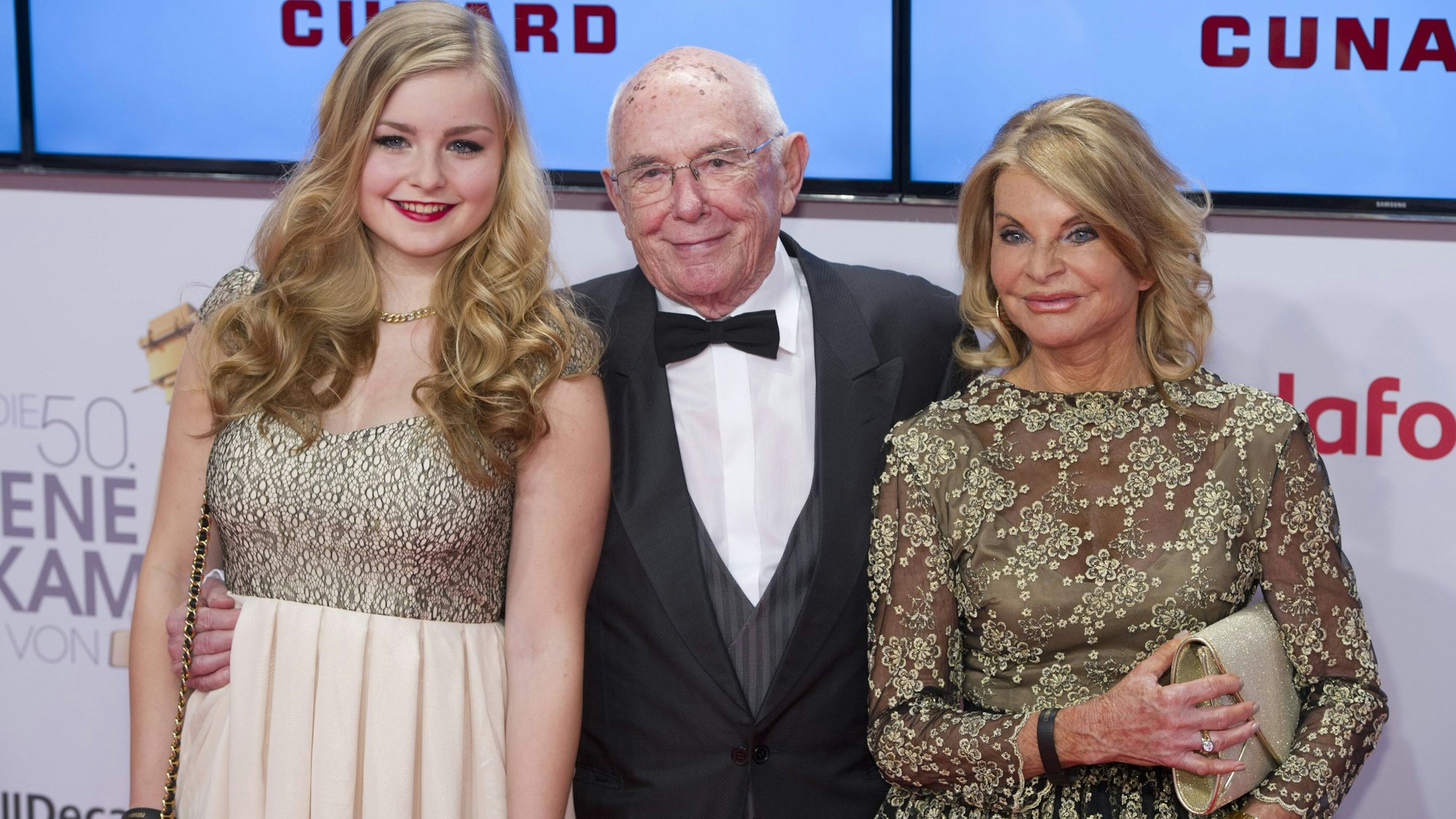 Sportreporter Ernst Huberty mit Ehefrau Inge im Jahre 2015 und seiner Stieftochter bei der Verleihung der Goldenen Kamera.