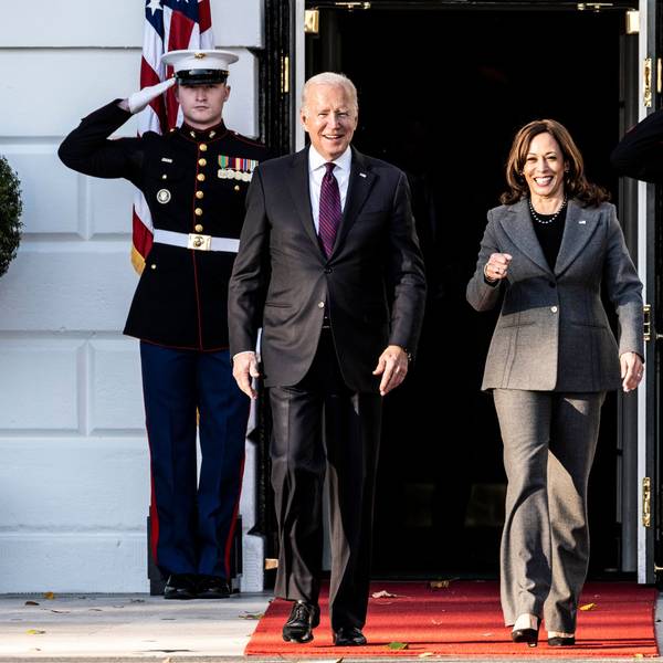 US-Präsident Joe Biden und Vize-Präsidentin Kamala Harris laufen nebeneinander.