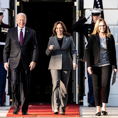 US-Präsident Joe Biden und Vize-Präsidentin Kamala Harris laufen nebeneinander.