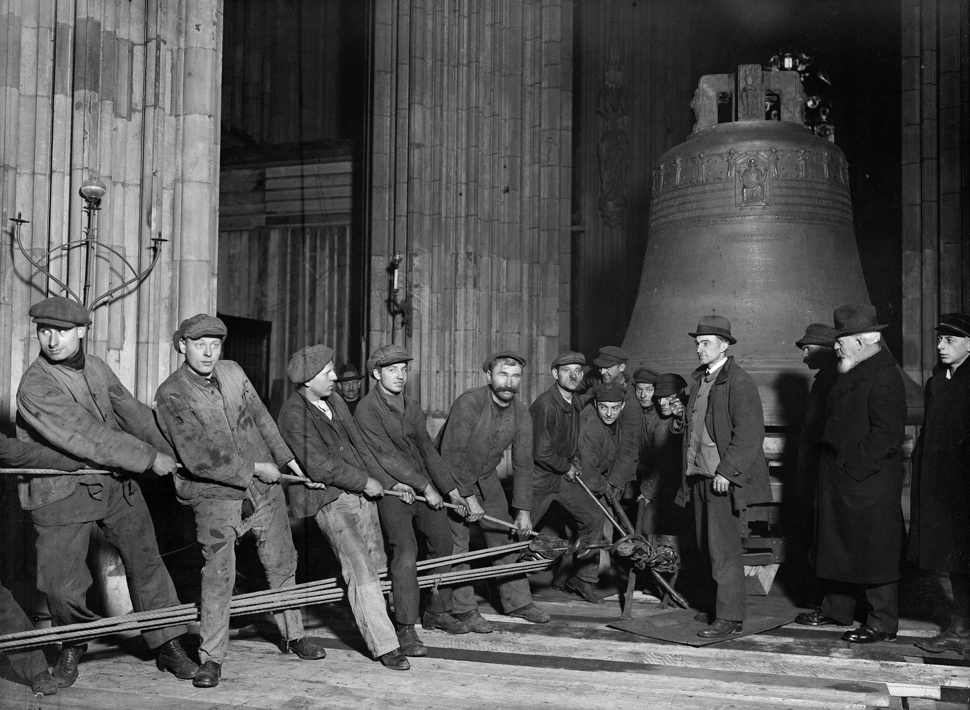 November 1924. Arbeiter bei der Ankunft des Decke Pitter im Kölner Dom.