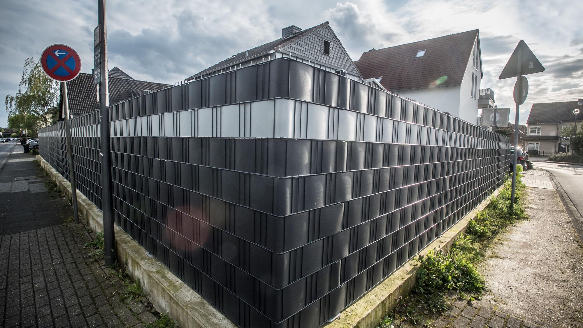 Heute nur hässlich, bald womöglich eine Ordnungswidrigkeit: Ohne Hecken, mit Kunststoff geschlossene Zäune. Beispiel aus Bürrig, Mühlenweg/Myliusstraße. Foto: Ralf Krieger
