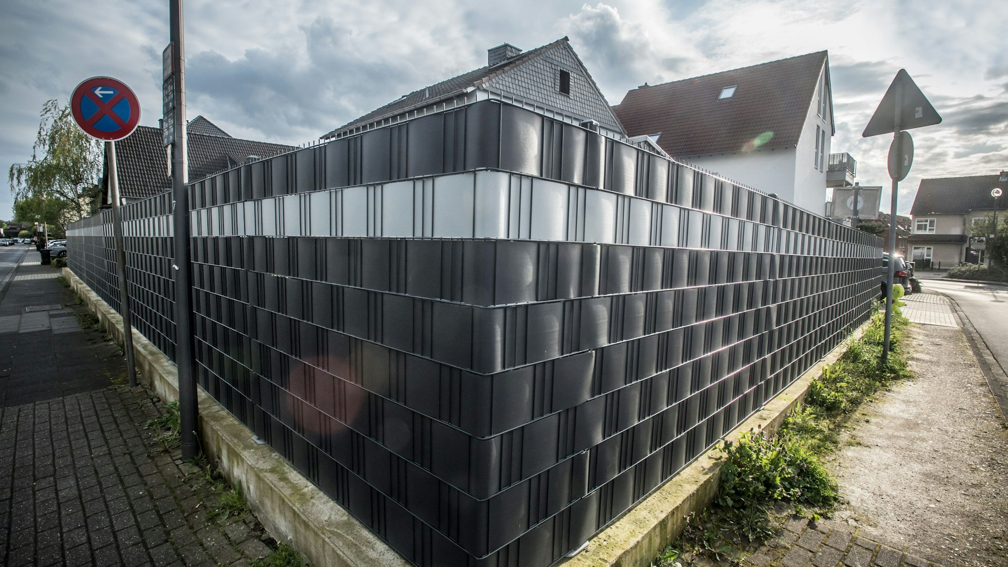 Heute nur hässlich, bald womöglich eine Ordnungswidrigkeit: Ohne Hecken, mit Kunststoff geschlossene Zäune. Beispiel aus Bürrig, Mühlenweg/Myliusstraße. Foto: Ralf Krieger