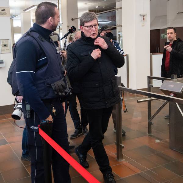 Kardinal Rainer Woelki (rechts) vor seiner Befragung durch das Landgericht Köln am 28. März 2023