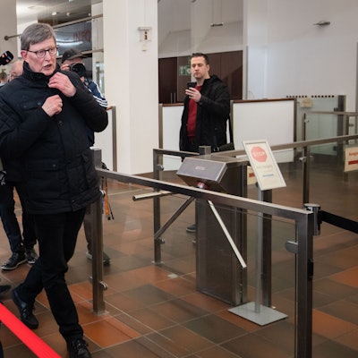 Kardinal Rainer Woelki (rechts) vor seiner Befragung durch das Landgericht Köln am 28. März 2023