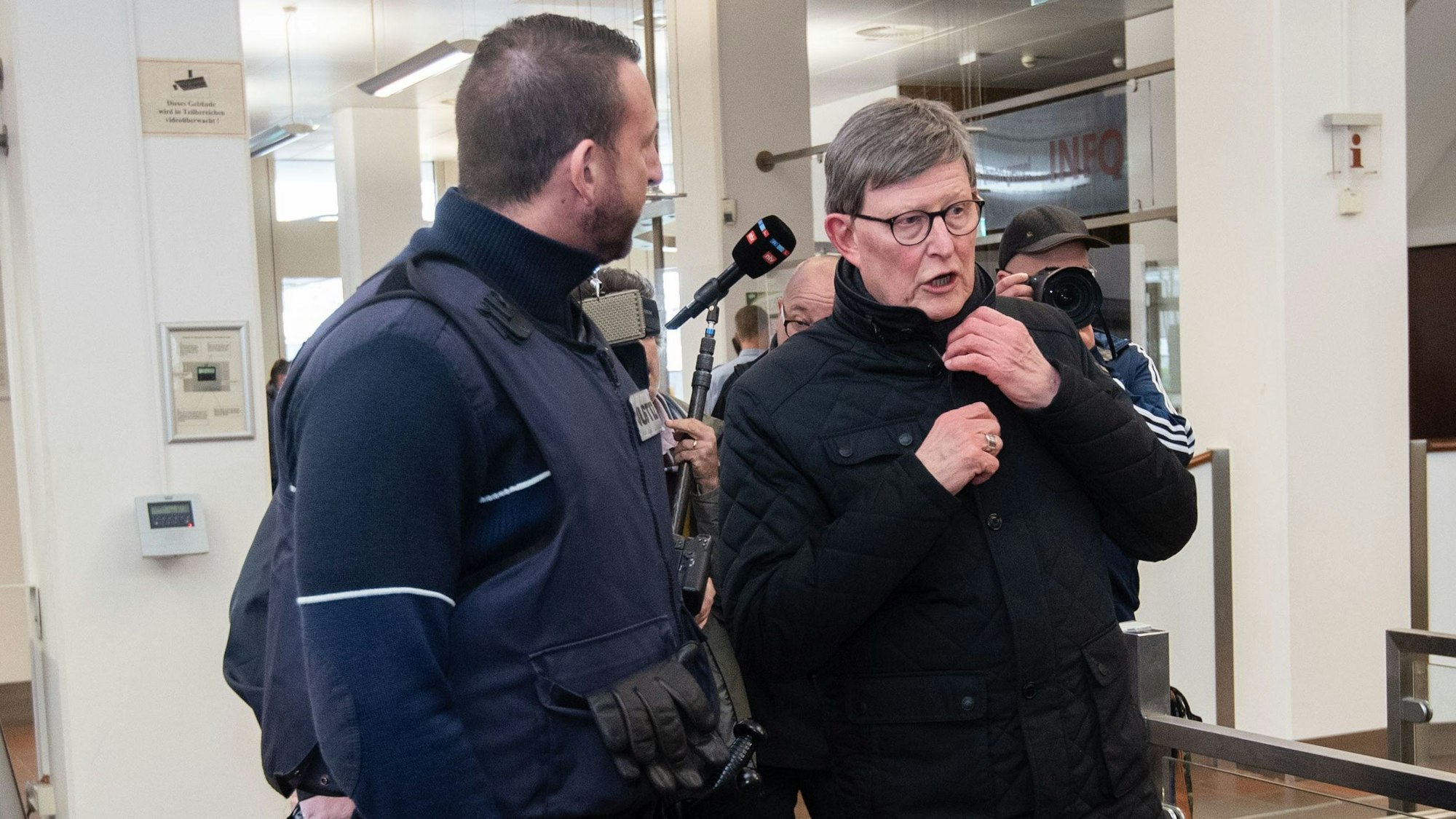 Kardinal Rainer Woelki (rechts) vor seiner Befragung durch das Landgericht Köln am 28. März 2023