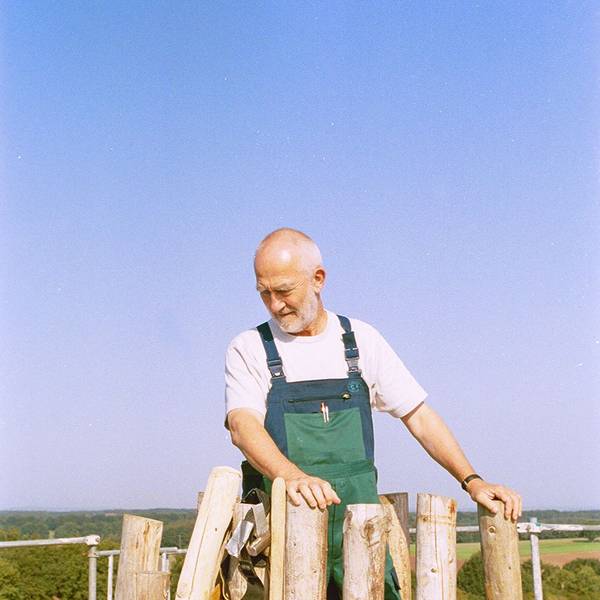 Architekt Peter Zumthor im grünen Overall bei den Bauarbeiten zur Kapelle in Wachendorf