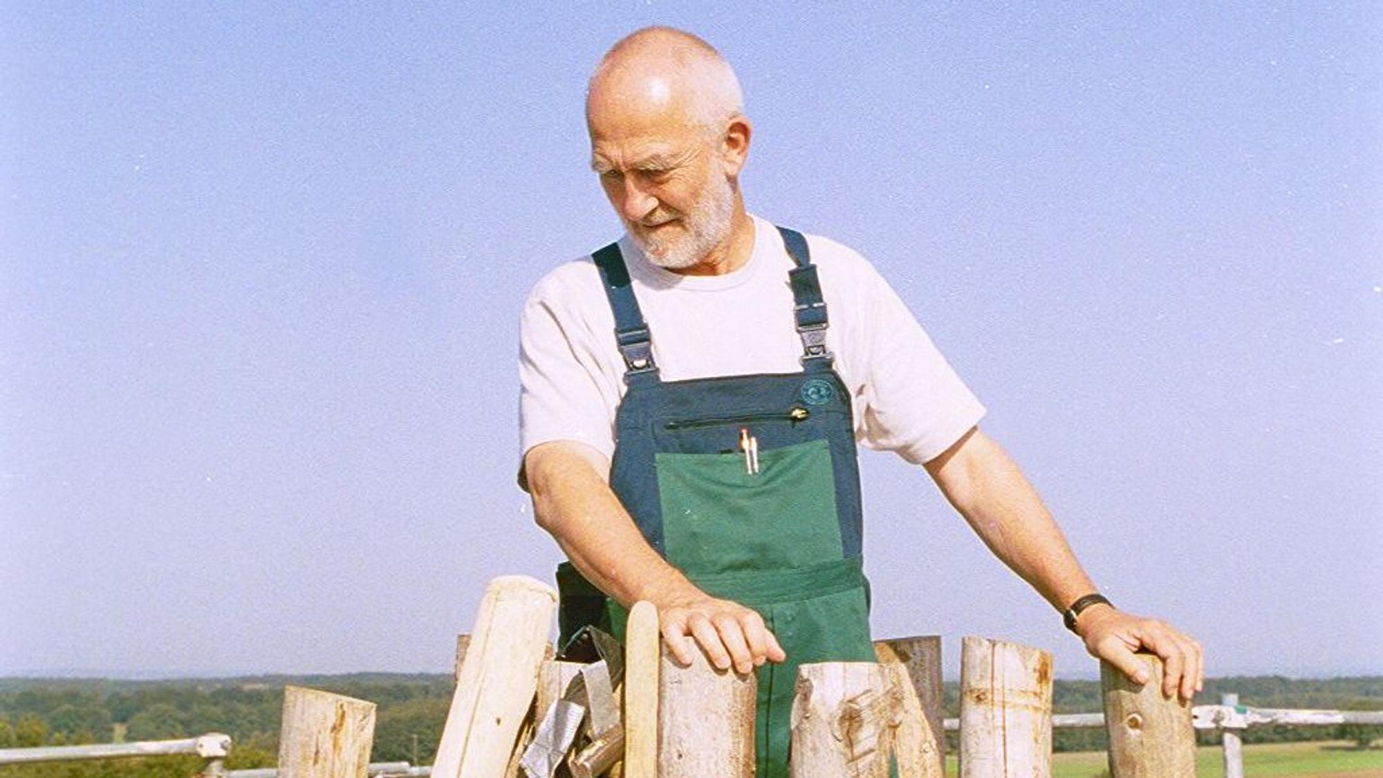 Architekt Peter Zumthor im grünen Overall bei den Bauarbeiten zur Kapelle in Wachendorf