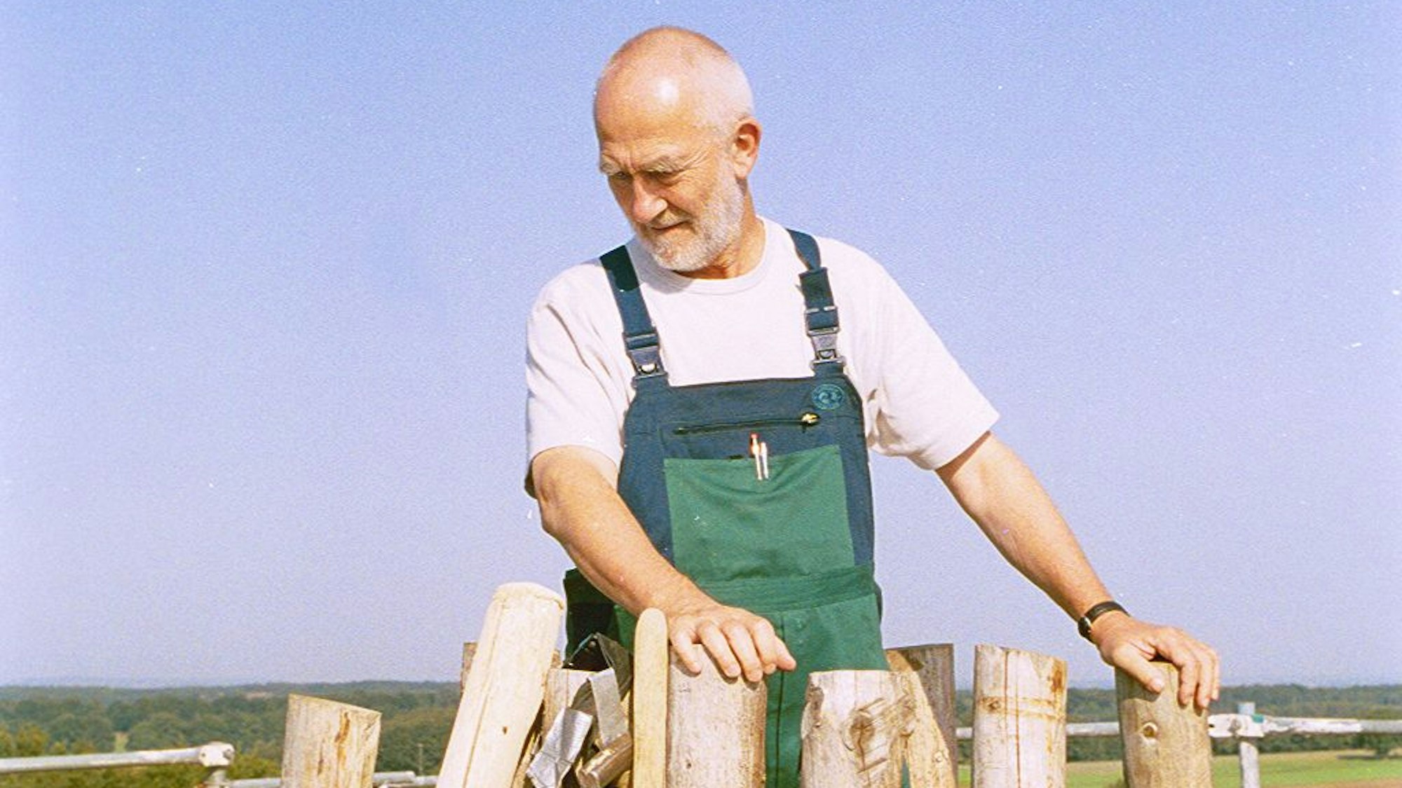 Architekt Peter Zumthor im grünen Overall bei den Bauarbeiten zur Kapelle in Wachendorf