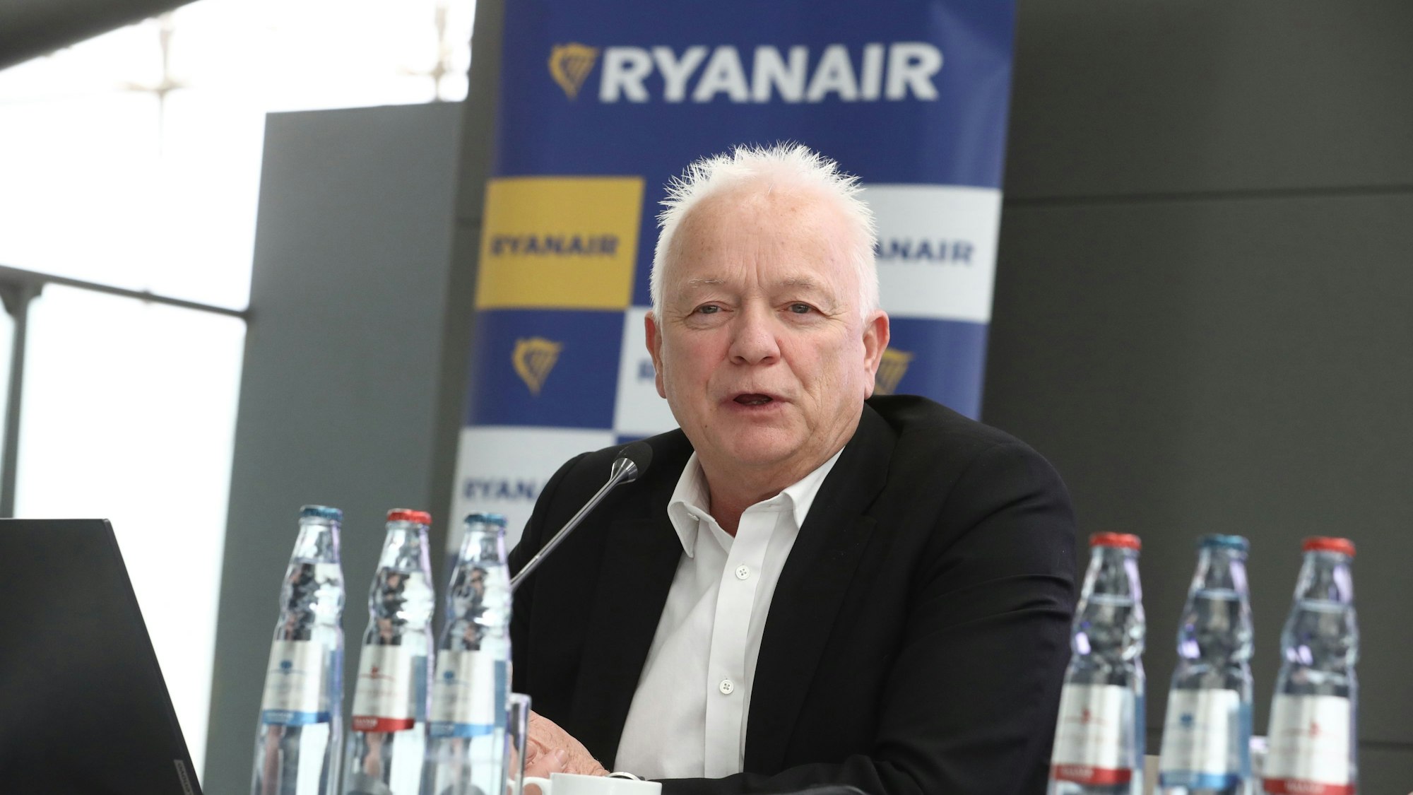 Ryanair-CEO Eddie Wilson ist am Flughafen Köln-Bonn und gibt eine Pressekonferenz, 25.04.2023, Bild: Herbert Bucco